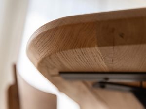 Miniaturka 6 - Zbliżenie na drewniany blat stołu z naturalnym usłojeniem