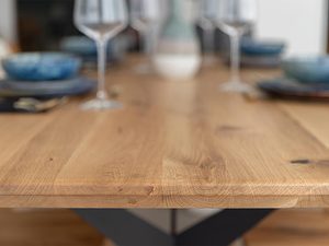 Miniaturka 8 - Zbliżenie na masywną konstrukcję stołu dębowego