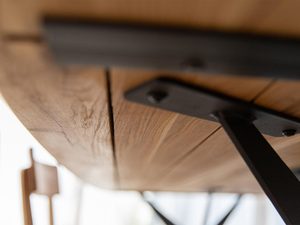 Miniaturka 10 - Zbliżenie na połączenie metalowej podstawy z drewnianym blatem