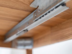 Miniaturka 3 - Mechanizm rozsuwany pod blatem stołu dębowego, trwałe wykonanie