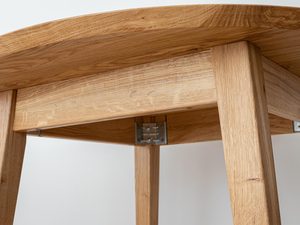 Miniaturka 4 - Zbliżenie połączenia nóg stołu dębowego, solidna konstrukcja