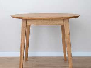 Miniaturka 1 - Stół dębowy w jasnym wnętrzu, naturalne drewno