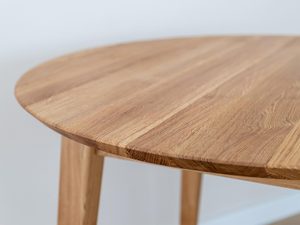 Miniaturka 5 - Zbliżenie blatu stołu dębowego, naturalne usłojenie drewna