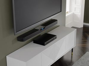 Miniaturka 15 - Szafka RTV z białymi frontami, geometrycznym wzorem i złotymi nogami w minimalistycznym stylu do nowoczesnego salonu