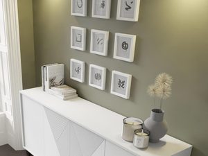 Miniaturka 16 - Biała komoda z geometrycznymi frontami, smukłymi złotymi nogami i matowym wykończeniem w minimalistycznym stylu do salonu