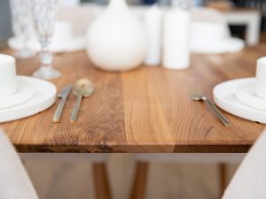 Miniaturka 10 - Detal stołu dębowego, naturalne drewno