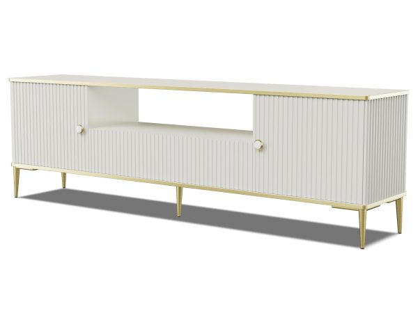 Biała komoda z pionowymi żłobieniami, smukłymi złotymi nogami i marmurowymi uchwytami w minimalistycznym stylu do salonu