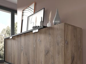 Miniaturka 2 - Nowoczesna komoda dębowa z czarnymi detalami w salonie