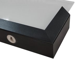 Miniaturka 19 - Zbliżenie na czarny detal drewniany w półce