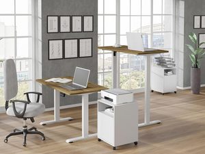 Miniaturka 10 - Biurko z regulacją wysokości w przestronnym biurze z dużymi oknami