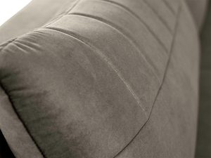 Miniaturka 12 - Detal tapicerki beżowej sofy z miękkim obiciem