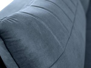 Miniaturka 28 - Detal tapicerki granatowej sofy z miękkim obiciem