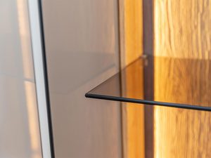 Miniaturka 2 - Zbliżenie na półkę szklaną w witrynie