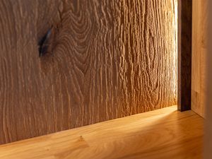 Miniaturka 3 - Zbliżenie na naturalne słoje drewna dębowego