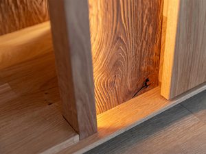 Miniaturka 4 - Nowoczesna witryna z podświetleniem i dębowym wykończeniem