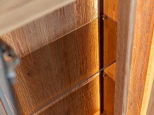 Miniaturka 6 - Zbliżenie na półkę z dębowym wykończeniem i szkłem