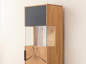 Miniaturka 5 - Wnętrze witryny z półkami z litego drewna i szklanymi frontami