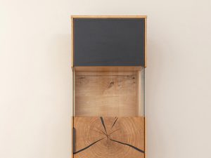 Miniaturka 7 - Nowoczesna witryna z litego drewna z czarnymi akcentami