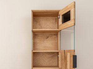 Miniaturka 8 - Nowoczesna witryna z litego drewna z czarnymi akcentami