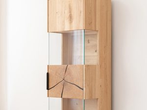 Miniaturka 3 - Wysoka witryna z podświetleniem i szklanymi drzwiami