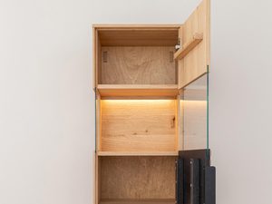 Miniaturka 6 - Wnętrze witryny z podświetleniem LED i półkami