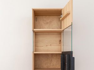 Miniaturka 7 - Przeszklona witryna z drewnianymi półkami