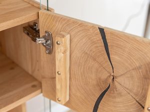 Miniaturka 10 - Detal drewnianych drzwiczek z widocznymi sękami