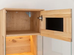 Miniaturka 1 - Nowoczesna witryna z litego drewna z czarnymi akcentami