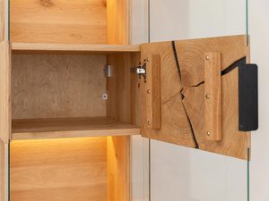 Miniaturka 2 - Drewniana witryna z podświetleniem LED i półkami na dekoracje