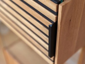 Miniaturka 10 - Detal drewnianych frontów witryny z naturalnym wykończeniem