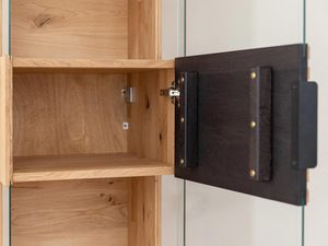 Miniaturka 8 - Detal wykończenia witryny z drewnianymi frontami