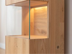 Miniaturka 1 - Nowoczesna witryna z oświetleniem LED i szklanymi półkami