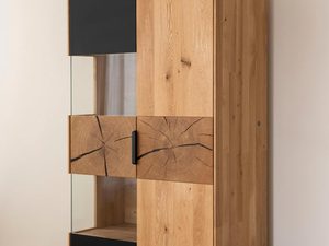 Miniaturka 1 - Nowoczesna witryna z drewna dębowego i czarnymi uchwytami