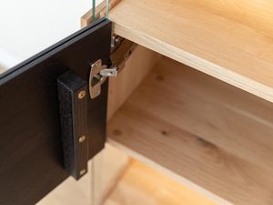 Miniaturka 9 - Detal zawiasów w drewnianej szafce RTV