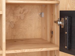 Miniaturka 10 - Detal solidnych zawiasów w drewnianej szafce RTV