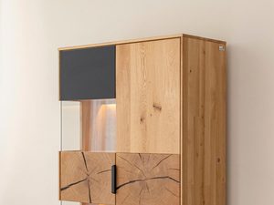 Miniaturka 2 - Witryna dębowa z podświetleniem i eleganckimi detalami