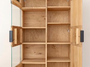 Miniaturka 5 - Nowoczesna witryna z drewnianymi frontami i czarnymi uchwytami