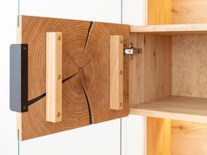 Miniaturka 7 - Nowoczesna witryna z drewna dębowego i czarnymi akcentami