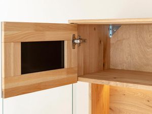 Miniaturka 8 - Detal konstrukcji witryny z litego drewna z otwartą szafką