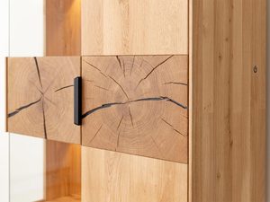 Miniaturka 8 - Detal frontu witryny z litego drewna z wyrazistymi sękami