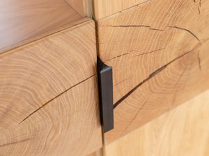 Miniaturka 7 - Naturalne usłojenie drewna dębowego w detalu frontu