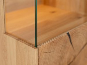 Miniaturka 10 - Detal wykończenia drzwi witryny z litego drewna