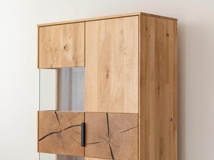 Miniaturka 3 - Detal frontu witryny z litego drewna z wyrazistymi sękami