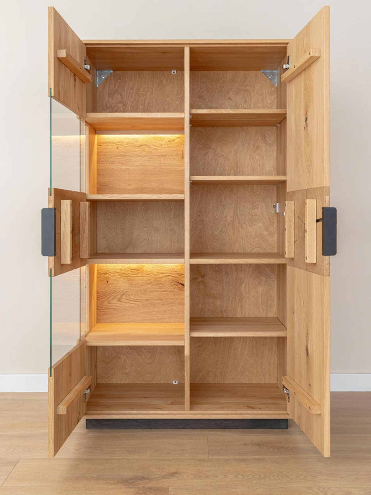 Witryna dębowa z podświetleniem i szklanymi półkami