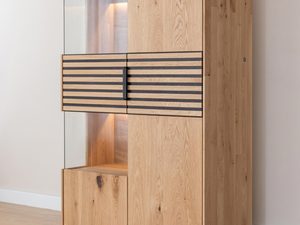 Miniaturka 2 - Drewniana witryna z eleganckimi detalami i podświetleniem