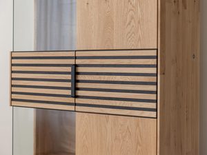 Miniaturka 11 - Detal frontu witryny z czarnymi wstawkami i wyrazistymi liniami