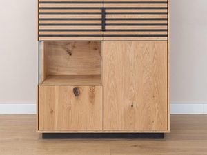 Miniaturka 4 - Detal uchwytu witryny z litego dębu z czarnym wykończeniem