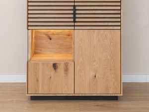 Miniaturka 5 - Drewniana witryna z eleganckimi detalami i podświetleniem