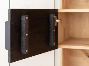 Miniaturka 8 - Elegancka witryna z litego drewna z półkami i szkłem