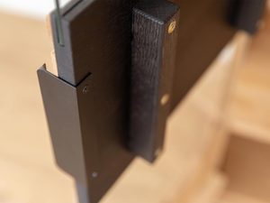 Miniaturka 9 - Detal wykończenia drewnianej witryny z czarnymi uchwytami